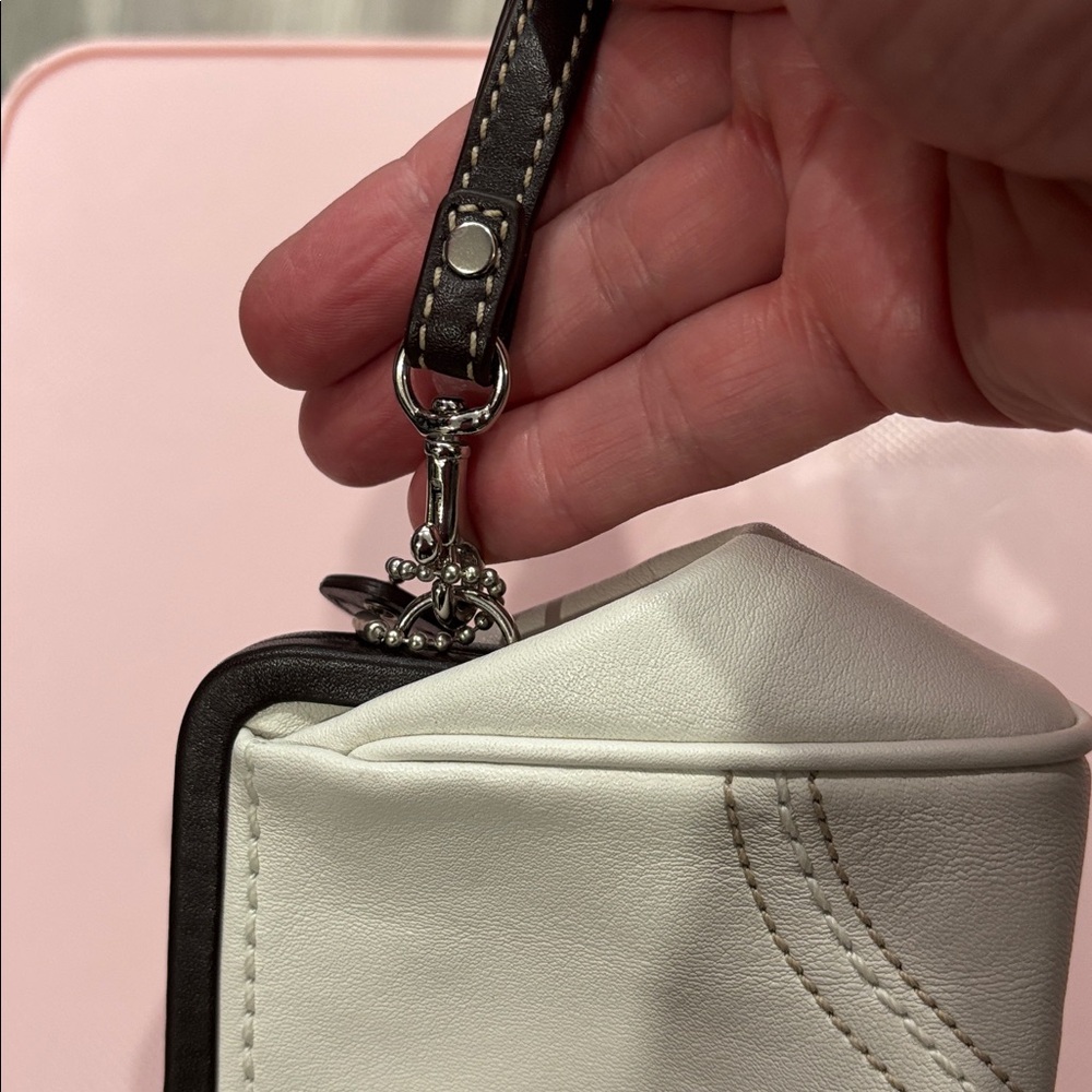 COACH WHITE LEATHER WRISTLET WITH DARK BROWN LEATHER TRIM - Picture 8 of 10